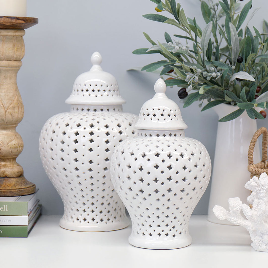 The elegance of white ginger jars in modern decor