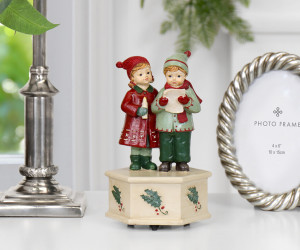 Traditional Carol Singers Music Box