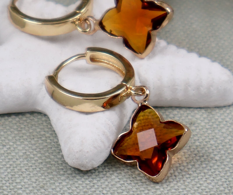 Medina Quatrefoil Gold Huggie Earrings - Amber
